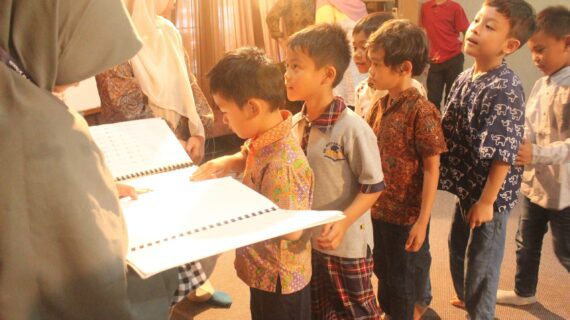 Memperkenalkan Al-Qur’an Braille kepada Anak-anak SD Mutiara Bunda